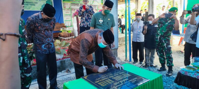 Bupati Pinrang di Dampingi ketua DPRD Pinrang dan Camat Mattiro Bulu Menandatangani Prasasti perubahan status mushallah menjadi Masjid