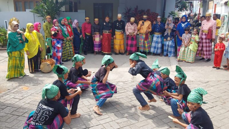 Warga antusias menyaksikan gandrang bulu diacara Peringatan Hari Kebudayaan ke-4 Tingkat Kota Makassar (foto/syakhruddin)
