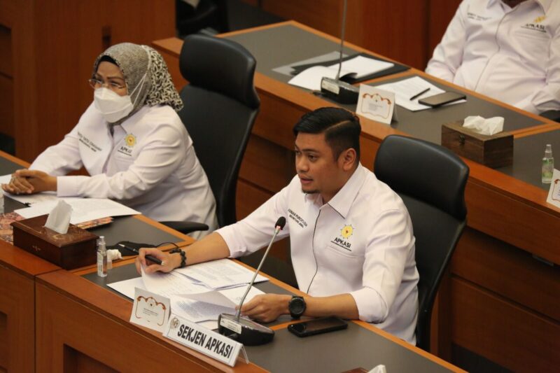 Sekretaris Jenderal Apkasi, Adnan Purichta Ichsan, Menyoroti Kewajiban Daerah Dalam Membelanjakan Anggarannya Yang Melebihi APBD Sebesar 115 Persen, Saat Rapat Dengar Pendapat Umum Bersama Banggar DPR RI, di Gedung Nusantara II, Senayan Jakarta, Rabu 6 April 2022.