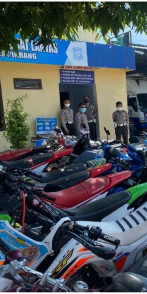 Personil Sat lantas Polres Pinrang amankan puluhan kendaraan.