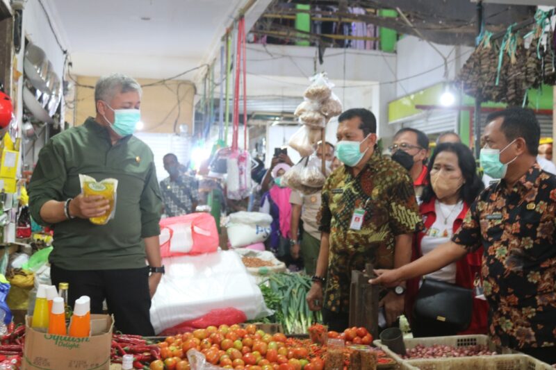 Bupati Pinrang didampingi sejumlah OPD berdialog langsung dengan penjual