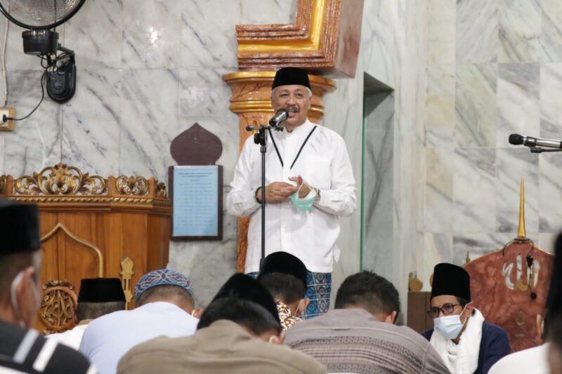 Bupati Pinrang di depan jamaah masjid besar Al Munawarrah Langnga