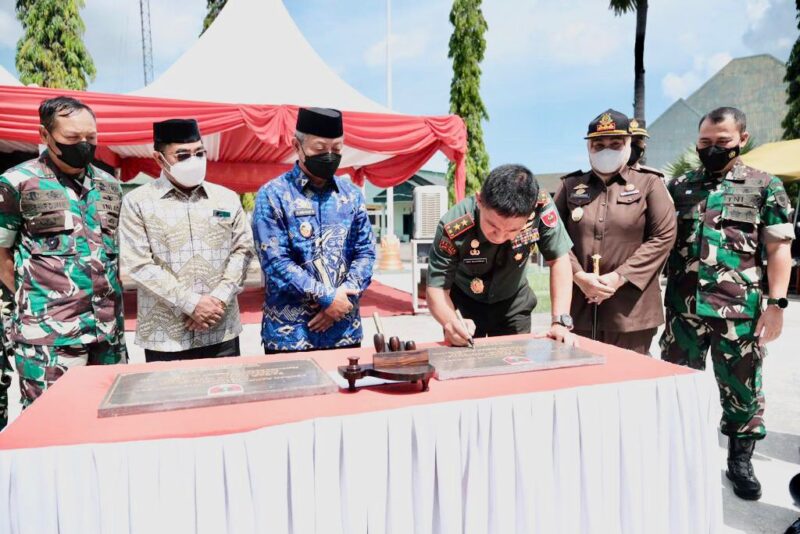 Wakil Bupati Gowa, H. Abd Rauf Malaganni, Menyaksikan Penandatangan Prasasti Peresmian Aula VIP dan Pagar Kodim 1409/Gowa, di Kodim 1409/Gowa, Jumat 8 April 2022.