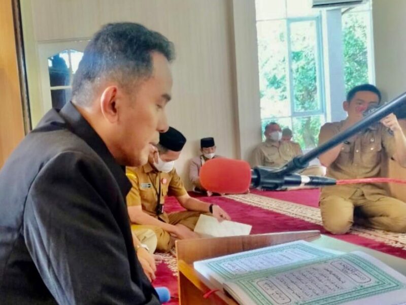 Kepala Dinas Pendidikan Provinsi Sulsel, Dr. Setiawan Aswad, M.Dev, Plg, Saat Mengikuti Lomba Adzan dan Tadarrus Al-Quran, Dalam Rangka Pelaksanaan Amaliah Ramadhan, di Masjid Nurul Tarbiyah Disdik Sulsel, Selasa 12 April 2022.