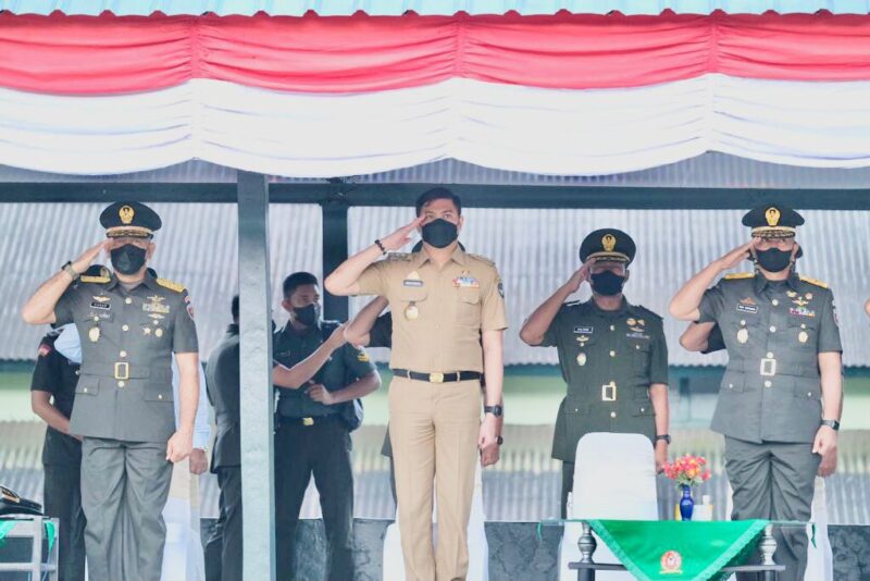 Bupati Gowa, Adnan Purichta Ichsan, Menghadiri Upacara Penutupan Pendidikan Pertama Tamtama TNI AD, di Lapangan Prayudha Secata Rindam XIV Hasanuddin, Malino, Kabupaten Gowa Sulsel, Kamis 14 April 2022.