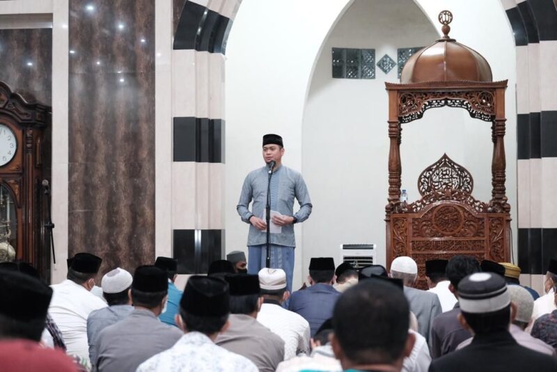 Bupati Gowa, Adnan Purichta Ichsan, Melakukan Shalat Tarawih di Masjid Besar Limbung, Kabupaten Gowa, Senin malam 18 April 2022.