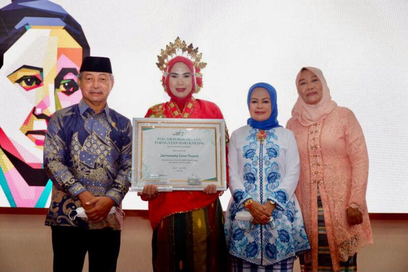 Wakil Bupati Gowa, H. Abd Rauf Malaganni, Menghadiri Pemberian Penghargaan Darmawaty Cana Thosuly, Atas Pengabdiannya Selama 13 Tahun di Bidang Kesehatan, oleh Organisasi Aksi Solidaritas Era (Oase), di Baruga Karaeng Patingalloang, Rujab Gubernur Sulsel, Kamis 21 April 2022.