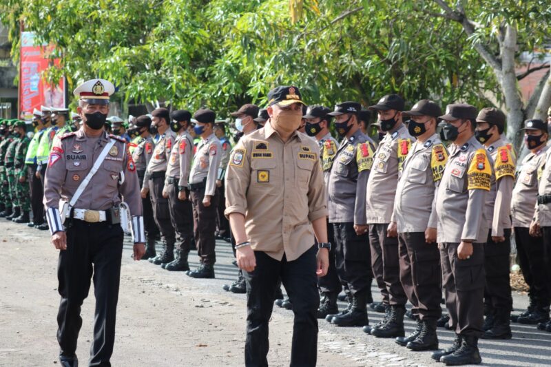 Bupati Pinrang didampingi Iptu Suaib memeriksa pasukan