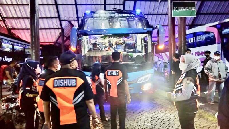 Dinas Perhubungan Kota Makassar, Melakukan Ramp Check ke Sejumlah Armada Bus Dalam Rangka Jelang Mudik Lebaran, di Terminal Regional Daya, Kamis 21 April 2022.