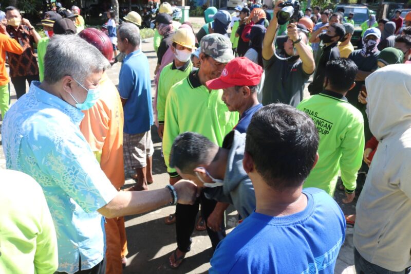Bupati Pinrang serahkan santunan kepada ratusan petugas kebersihan