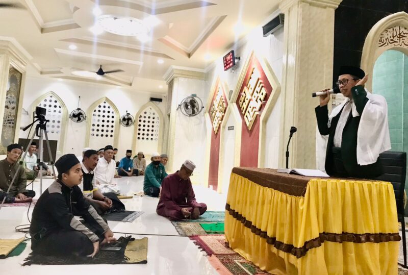 Anregurutta Dr. KM. Abdul Malik Tibe, SHi., MA. Usai Shalat Subuh  Menjelaskan Kepada Jamaah Tata Cara Shalat Sunnat  Muakkad dan Ghairu di Masjid Jami’atul Khaeriyah Siwa Kabupaten Wajo Sulsel.