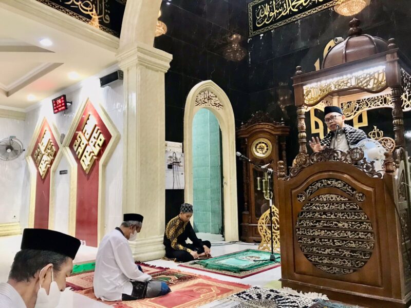 Dr KM Abdul Malik Tibe Saat cerama subuh pada bulan suci ramadhan di Masjid Jami’atul Khaeriyah Siwa Kabupaten Wajo.  Sungguh dahzat doa bisa merubah takdir seseorang  Sabtu 30 April 2022.