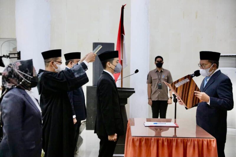 Wali Kota Makassar, Ir. Moh. Ramdhan Pomanto, Melantik Kepala Dinas Kependudukan dan Catatan Sipil (Dukcapil) Kota Makassar, Muhammad Hatim, di Baruga Anging Mammiri, Rujab Wali Kota Makassar, Selasa 5 April 2022.