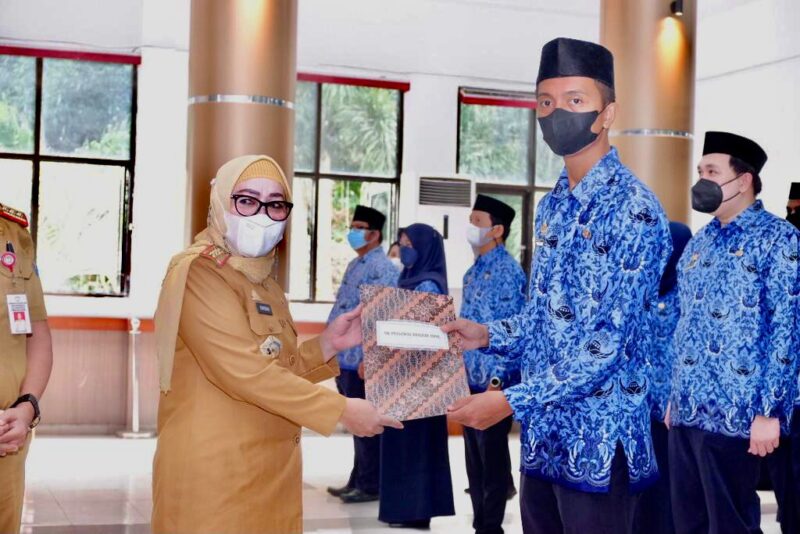 Sekretaris Daerah, Kamsina, Menyerahkan SK PNS Kepada 239 CPNS, di Baruga Karaeng Galesong, Kantor Bupati Gowa, Senin 25 April 2022.