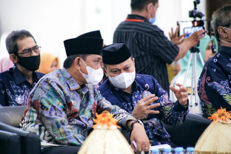 Bupati Wajo H. Amran Mahmud bersama Ketua DPRD Wajo HA. Alauddin Palaguna pada suatu kesempatan terlihat berbincang-bincang.