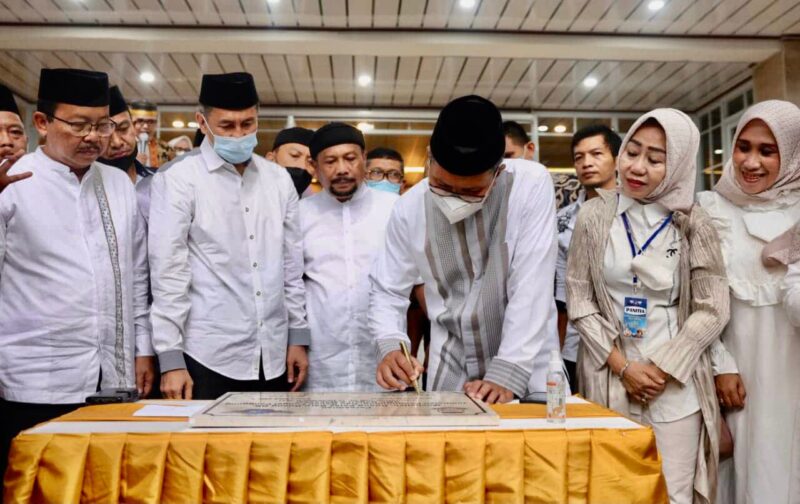 Wali Kota Makassar, Ir. Moh. Ramdhan Pomanto, Menandatangani Prasasti Peresmian Mushallah SMPN 5 Makassar, Jumat 15 April 2022.