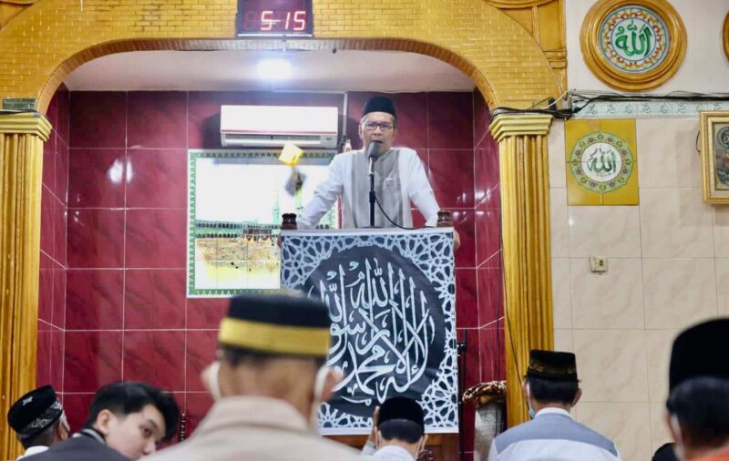 Wali Kota Makassar, Ir. Moh. Ramdhan Pomanto, Melakukan Shalat Subuh Berjamaah, di Masjid Maradekaya, Jalan Gunung Salahutu, Kota Makassar, Jumat 15 April 2022.