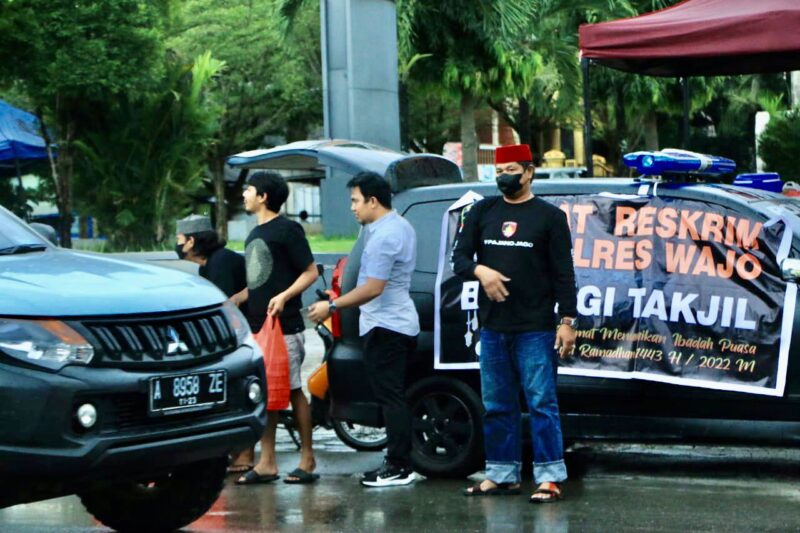 Satuan Reserse Polres Wajo berbagi takjil dengan para pengendara diKabupaten Wajo Sulsel.