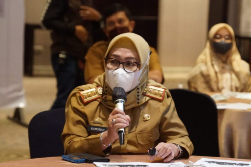 Sekretaris Daerah Kabupaten Gowa, Kamsina, Saat Menghadiri Lokakarya Pelaksanaan Program USAID ERAT Provinsi Sulsel, di Lily Ballroom Hotel Four Point by Sheraton, Selasa 12 April 2022.