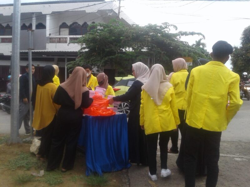  Sentra Layanan Universitas Terbuka (SALUT) Kabupaten Wajo Sulawesi Selatan pada Ramadhan 1443 H, menggelar kegiatan bagi takjil buat warga yang berpuasa di sekitar kantor SALUT Wajo, Jl. Bau Mahmud Kota Sengkang, Senin sore 25 April 2022.