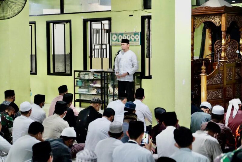 Bupati Gowa, Adnan Purichta Ichsan, Melaksanakan Shalat Tarawih Bersama Masyarakat di Masjid Nurul Izzah, Kabupaten Gowa Sulsel,Rabu 13 April 2022.