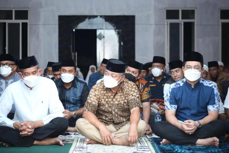 Wakil Bupati Gowa, H. And Rauf Malaganni, Melaksanakan Shalat Tarawih Bersama Masyarakat Bontolempangan, di Masjid Nurul Mu'minin Lemoa, Kabupaten Gowa, Kamis 14 April 2022.