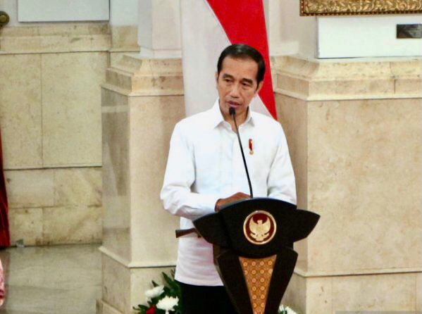 Jokowi Tegur minta menteri agar ceritakan ke rakyat mengapa harga sejumlah bahan pokok dan Pertamax naik.