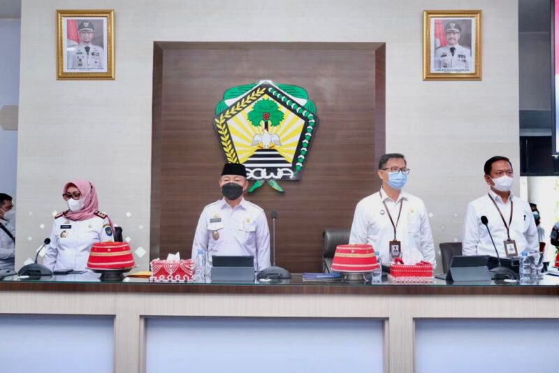 Kepala BPS Sulsel Suntono, Mempresentasikan Indikator Makro Kabupaten Gowa, didampingi Wakil Bupati Gowa, H. Abd Rauf Malaganni, di Baruga Karaeng Patingalloang, Kantor Bupati Gowa, Rabu 11 Mei 2022.