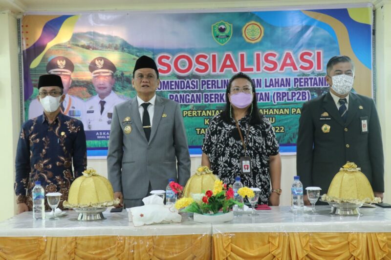 Bupati Barru, H. Suardi Saleh, M.Si menghadiri Sosialisasi Rekomendasi Perlindungan Lahan Pertanian Pangan Berkelanjutan (RPLP2B) yang digelar oleh Dinas Pertanian dan Ketahanan Pangan Kabupaten Barru, di Hotel Youtefa Barru, Jumat (13/05/2022). 
