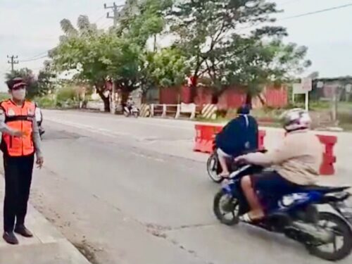Dinas Perhubungan (Dishub) Kota Makassar, Melakukan Giat Pengawasan dan Pengaturan Arus Lalu Lintas di Pagi Hari, Sabtu 21 Mei 2022.