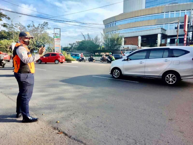 Personil Dinas Perhubungan Kota Makassar, Melakukan Pengaturan Arus Lalu Lintas di Kota Makassar, Jum'at 13 Mei 2022.
