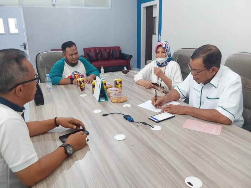 

Rapat panitia dipimpin Eka Kuswara Putra berlangsung di Kantor Balai Rehabilitasi Sosial Lanjut Usia di Romangpolong Km29 Kabupaten Gowa (Foto :syakhruddin.dn)