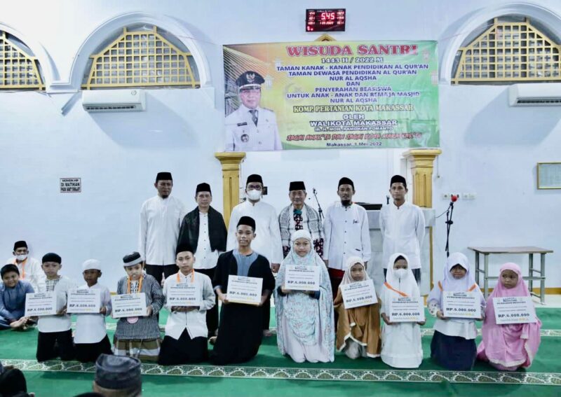 Wali Kota Makassar, Ir. Moh. Ramdhan Pomanto, Usai Shalat Subuh Berjamaah, Mewisuda Santri dan Menyerahkan Beasiswa Kepada Anak dan Remaja, di Masjid Nurul Al-Aqsa, Minggu 1 Mei 2022.