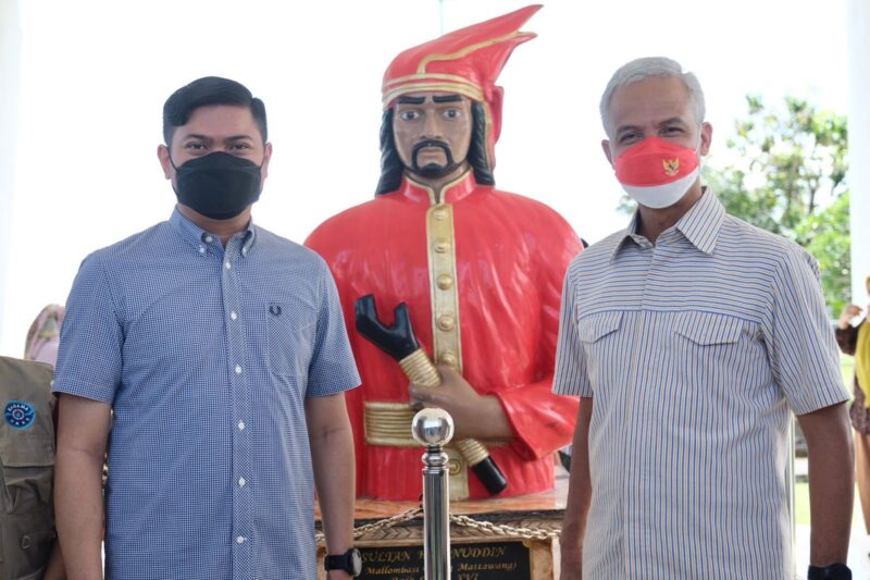Bupati Gowa Adnan Purichta Ichsan, Mendampingi Gubernur Jawa Tengah Ganjar Pranowo, Melakukan Ziarah ke Makam Sultan Hasanuddin, Sabtu 7 Mei 2022.