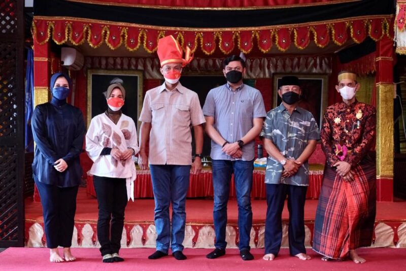 Ketua Umum Pengurus Pusat Keluarga Alumni Universitas Gajah Mada (Kagama) Ganjar Pranowo, Berkunjung ke Balla Lompoa, di Dampingi oleh Bupati Gowa Adnan Purichta Ichsan, Sabtu 7 Mei 2022.