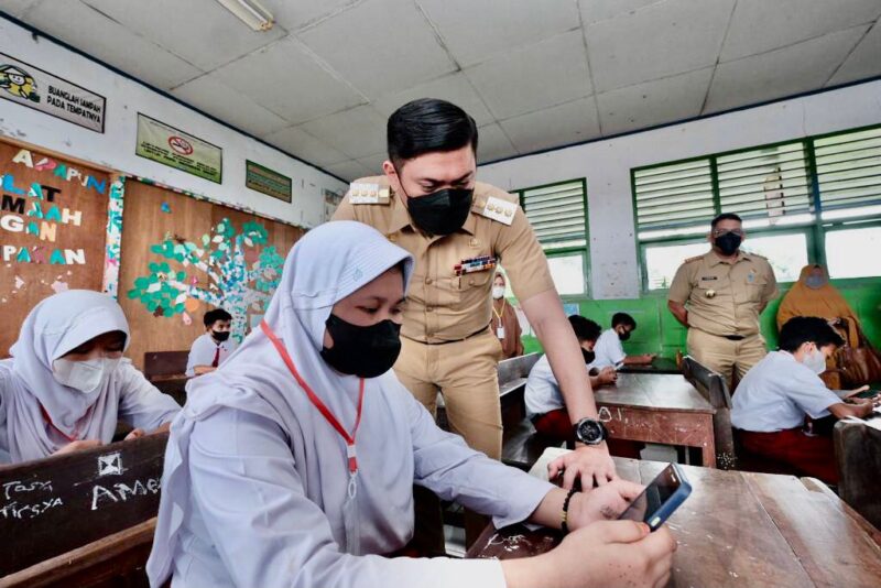 Bupati Gowa Adnan Purichta Ichsan, Meninjau Pelaksanaan Ujian Sekolah di SDI Tinggimae, Kabupaten Gowa, Senin 9 Mei 2022.