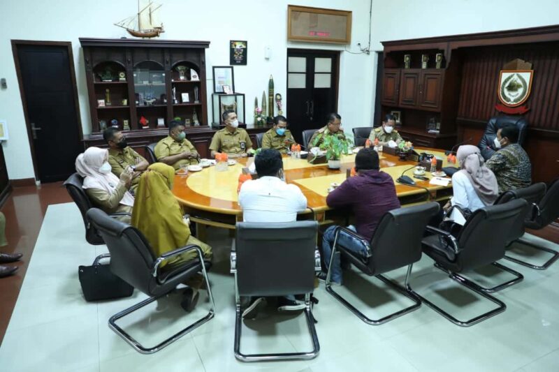 Sekretaris Daerah Kota Makassar, Muh. Ansar, Menerima Kunjungan dari Kementerian Pemuda dan Olahraga RI, di Ruang Rapat Wali Kota Makassar, Selasa 10 Mei 2022.