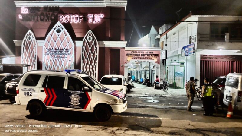 Suasana tampak depan usai keributan sejumlah mobil patroli polisi berdatangan di Makam Sunan Agung Sentono Botoputih Surabaya foto 22 Fabruari 2022 lalu