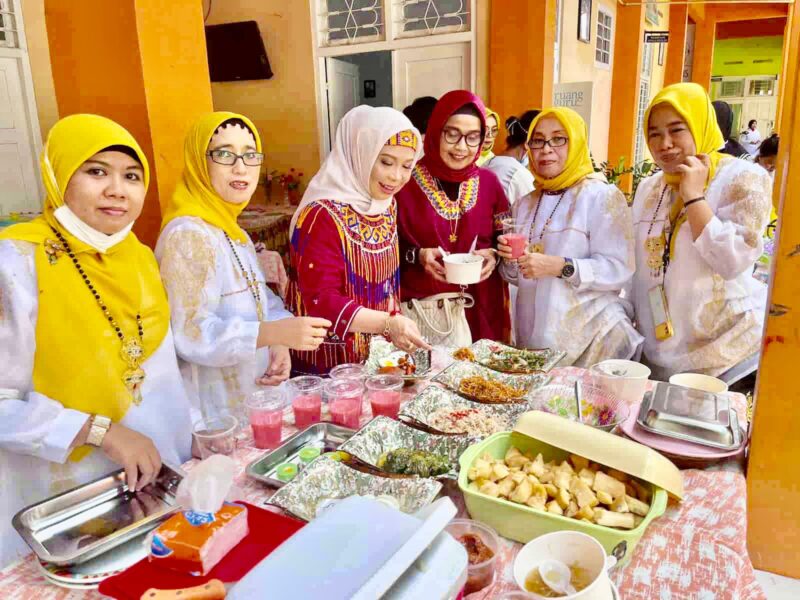 Kepala SMAN 14 Makassar Sulsel, Hj. Nurhidayah Masri, Bersama Guru, Staf dan Siswa Memperingati Hardiknas dengan Menggelar Lomba Masakan Antar Guru Mata Pelajaran, Jum'at 13 Mei 2022.