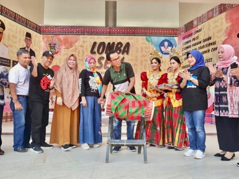 Pembukaan Secara Resmi Lomba Kesenian oleh Kepala Dinas Pendidikan Provinsi Sulsel, Dr. Setiawan Aswad, M.Dev, Plg, di SMAN 1 Makassar, Sabtu 14 Mei 2022.