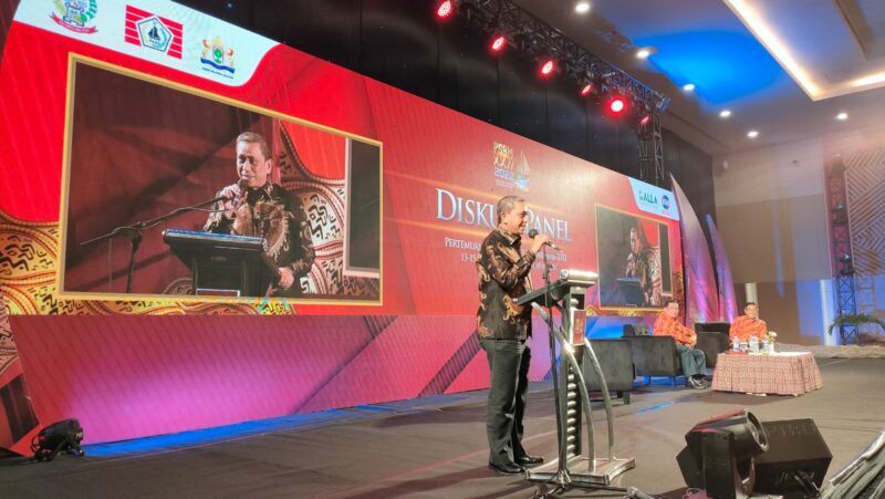 Bupati Wajo, Amran Mahmud, tampil sebagai pembicara dalam diskusi panel rangkaian pembukaan Pertemuan Saudagar Bugis Makassar (PSBM) yang berlangsung di Hotel Claro, Jalan A.P. Pettarani, Kota Makassar, Sabtu (14/5/2022).