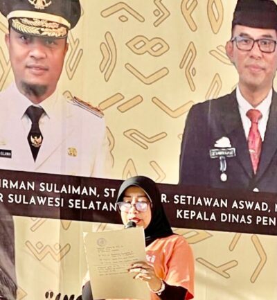 Koordinator Lomba Kesenian Hardiknas Sulsel Tahun 2022, Hj. Andi Fasdillah, S.Pd, M.Pd Mengumumkan Pemenang Lomba, di SMAN 1 Makassar, Minggu 15 Mei 2022.