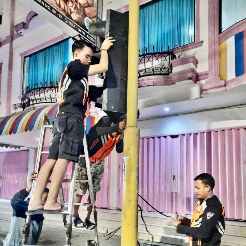 Dinas Perhubungan (Dishub) Kota Makassar, Melakukan Pergantian Box Traffic Light di Persimpangan Jalan Pengayoman - Adhyaksa, Kamis Dini Hari 19 Mei 2022.