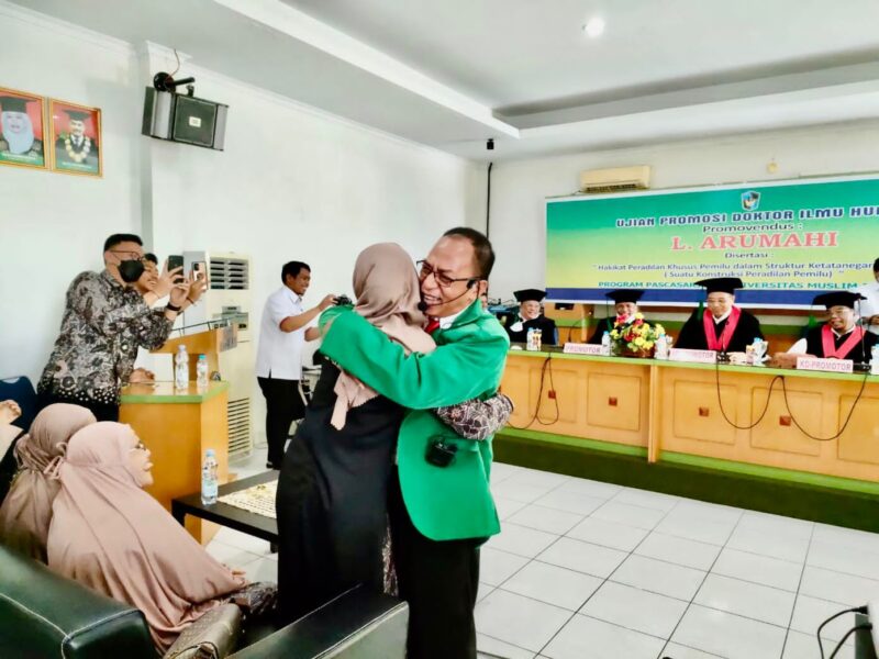 PELUK ISTRI. Arumahi memeluk istrinya usai dinyatakan lulus dalam ujian promosi doktor dalam bidang Ilmu Hukum pada Program Pascasarjana (PPs) Universitas Muslim Indonesia (UMI) Makassar.