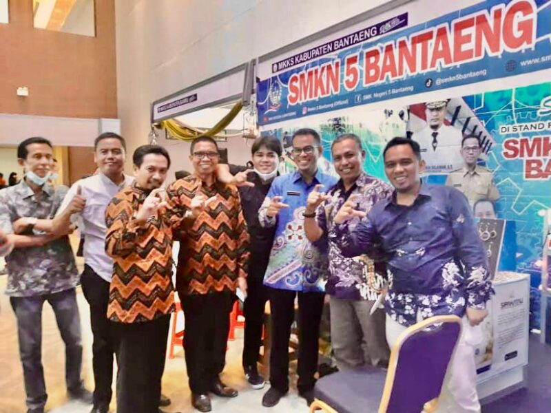 Kepala Dinas Pendidikan Provinsi Sulsel, Dr. Setiawan Aswad, M.Dev, Plg, Saat Mengunjungi Stand Pameran SMKN 5 Kabupaten Bantaeng, di Hotel Four Point by Sheraton, Kamis 19 Mei 2022.