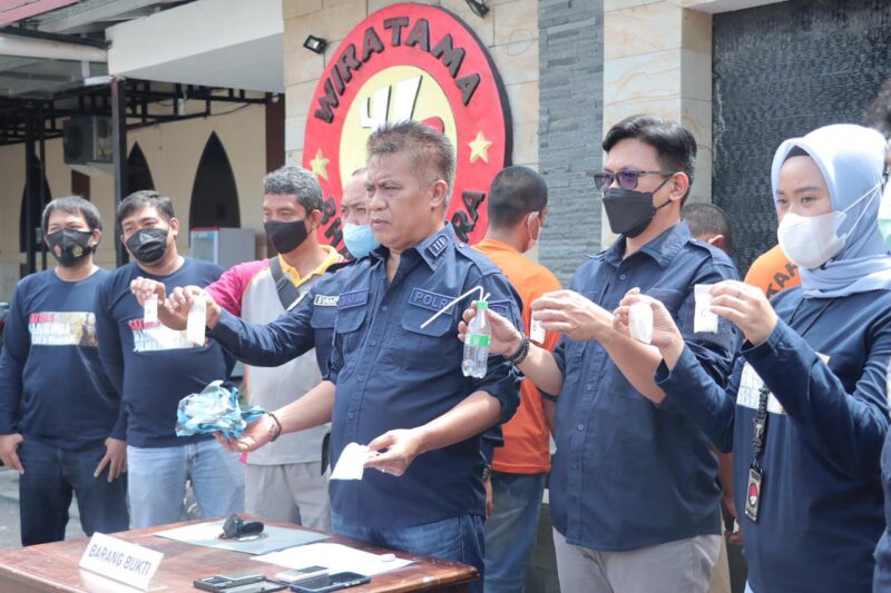 Kasat Narkoba polres Pinrang perlihatkan Barang bukti 2 Ball Sabu dan 3 tersangka