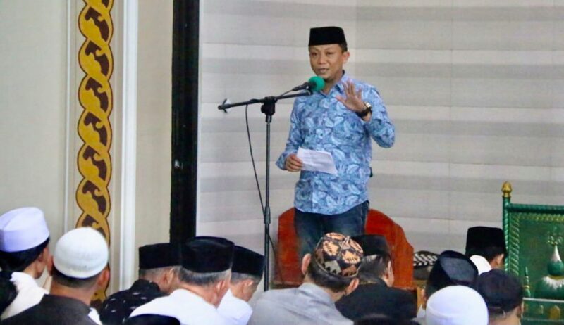 Camat Tallo, Alamsyah Sahabuddin, Melaksanakan Safari Jum'at, di Masjid Nurul Qur'an, Jum'at 20 Mei 2022.