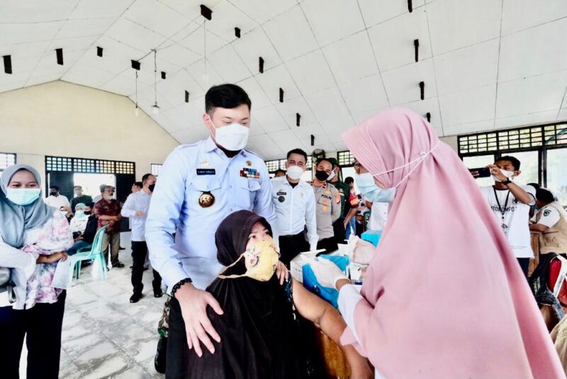 Bupati Gowa, Adnan Purichta Ichsan, Meninjau Pelaksanaan Gebyar Vaksinasi Serentak di 18 Kecamatan, di Kabupaten Gowa, Rabu 25 Mei 2022.