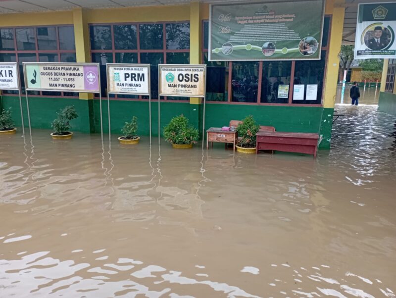 Madrasah Aliyah Negeri Pinrang kebanjiran akibat meluapnya Saluran induk Sawitto