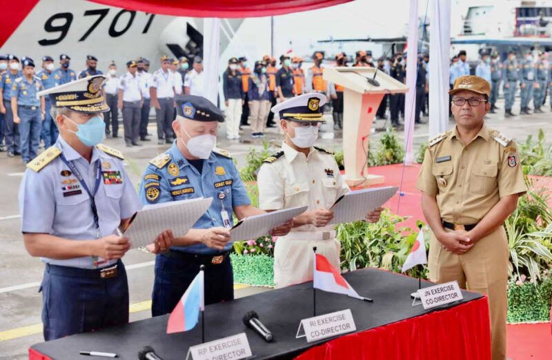 Wali Kota Makassar, Ir. Moh. Ramdhan Pomanto, Menghadiri Penutupan Latihan Bersama Penanggulangan Tumpahan Minyak di Laut Secara Regional, yang dipusatkan di Perairan Makassar, Jum'at 27 Mei 2022.